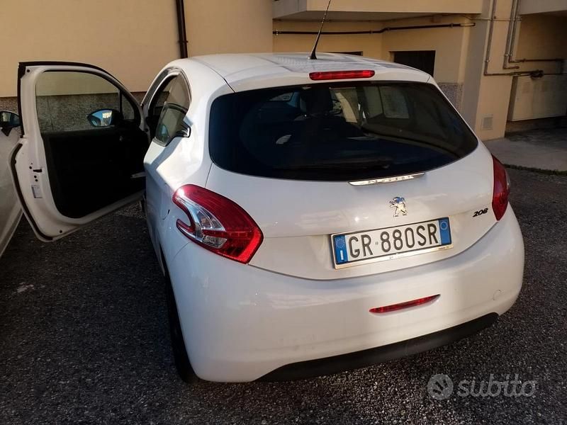 Usata Peugeot 208 Active 68 CV (50 kW) 2013 Bianco Utilitaria