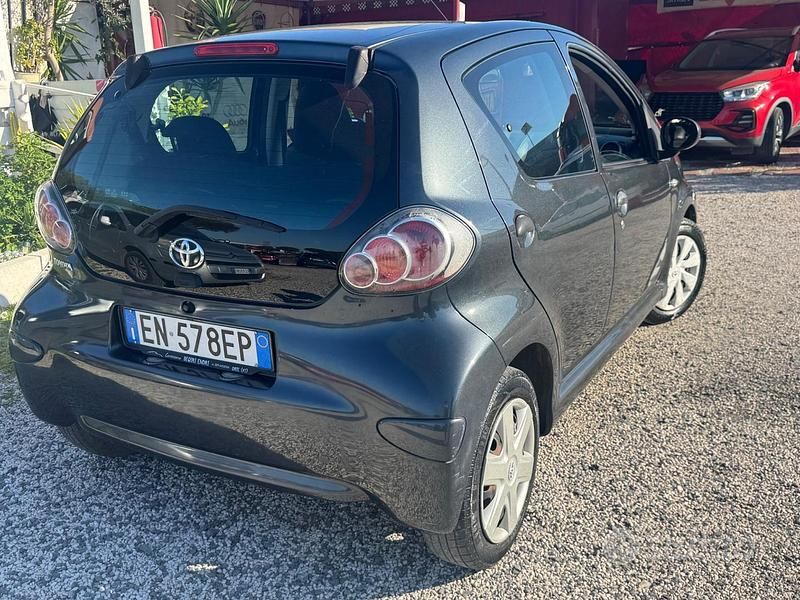 Usata Toyota Aygo Connect Style 68 CV (50 kW) 2012 Grigio Utilitaria