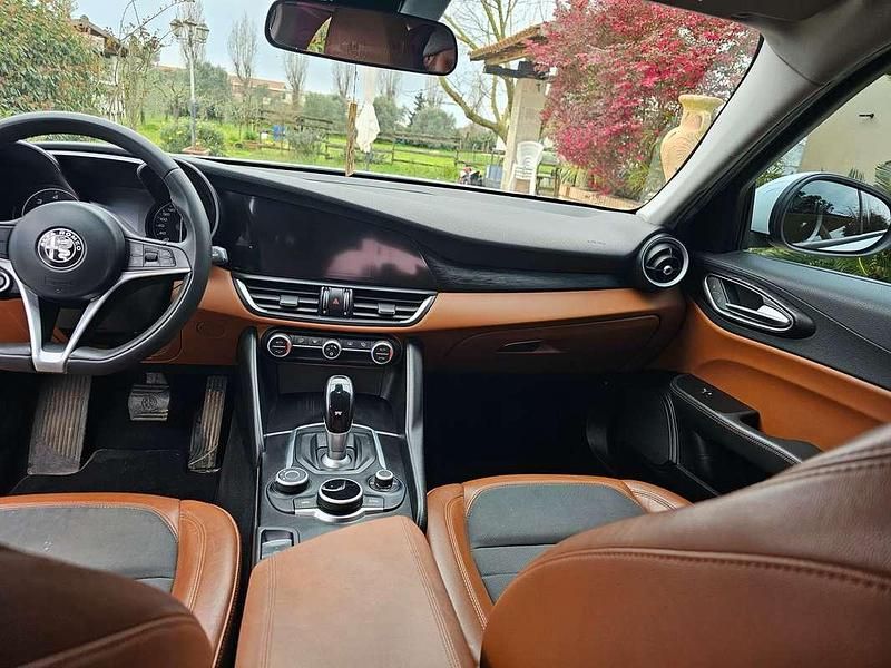 Usata Alfa Romeo Giulia Super 179 CV (131 kW) 2017 Bianco Berlina
