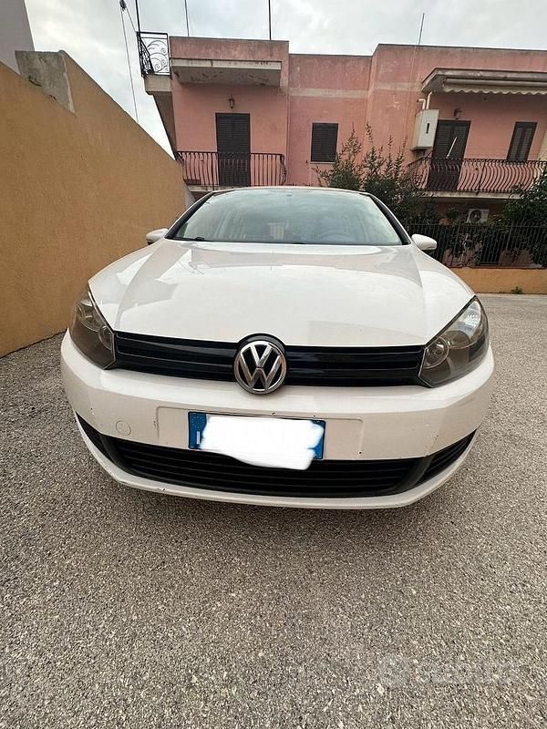 Usata VW Golf VI 65 CV (47 kW) 2011 Bianco Utilitaria