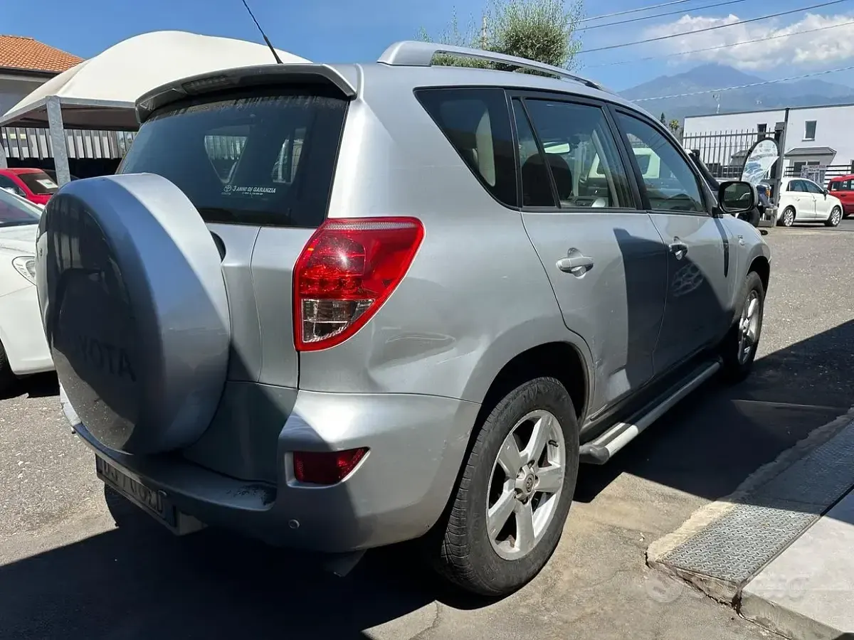 Usata Toyota RAV4 Luxury 136 CV (100 kW) 2007 Grigio SUV
