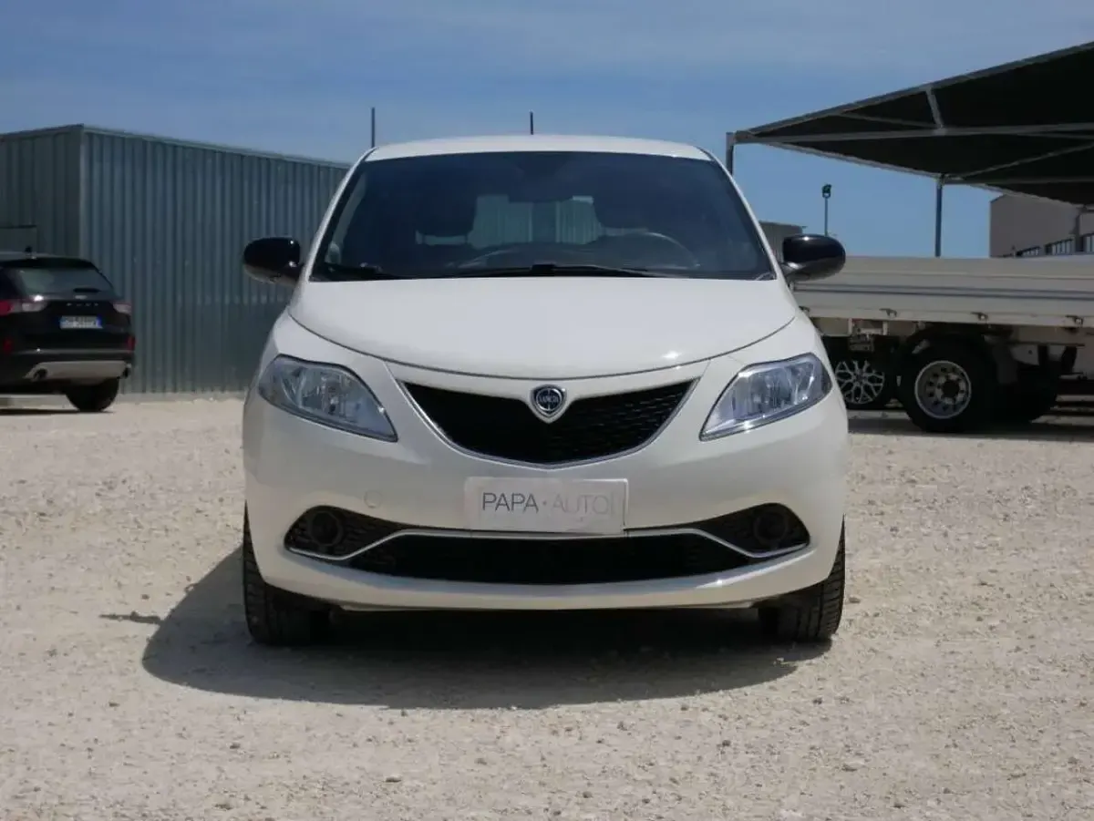 Usata Lancia Ypsilon Gold 69 CV (50 kW) 2022 Bianco Utilitaria
