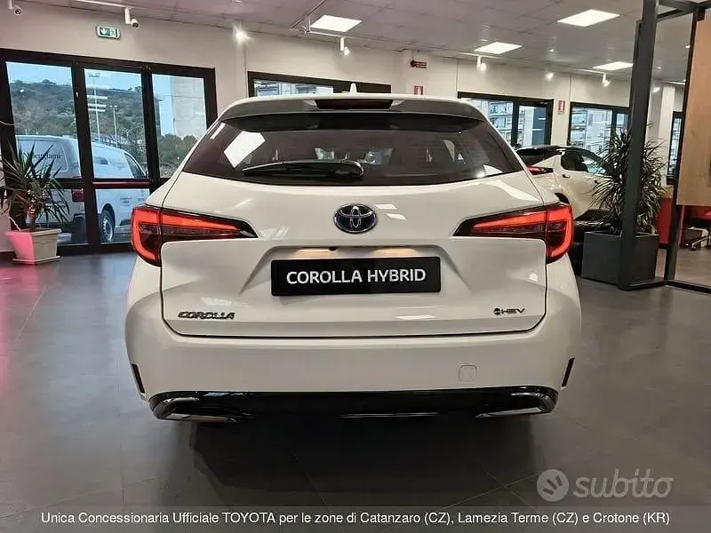 Nuova Toyota Corolla Active 195 CV (143 kW) 2026 Bianco Station wagon