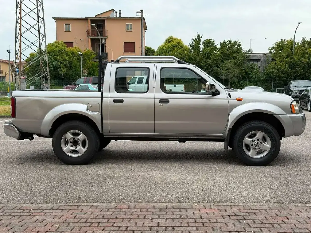 Usata Nissan Navara 133 CV (97 kW) 2003 Argento Pick-up