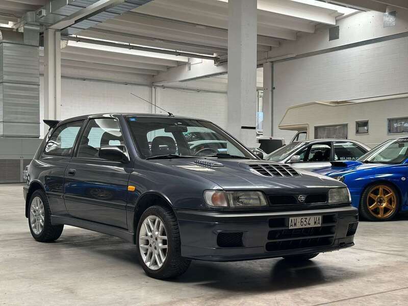 Usata Nissan Sunny 220 CV (161 kW) 1992 Nero Berlina