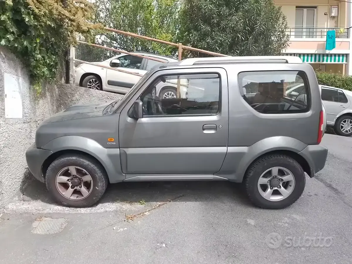 Usata Suzuki Jimny 86 CV (63 kW) 2009 Grigio SUV