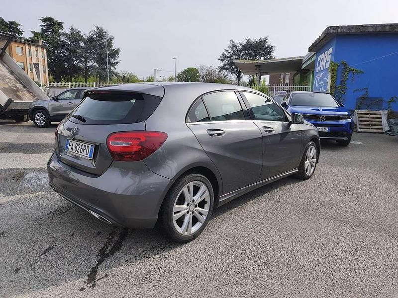Usata Mercedes A180 109 CV (80 kW) 2015 Grigio Berlina
