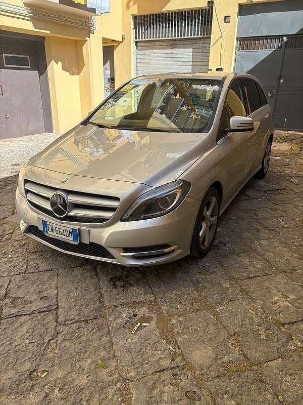 Usata Mercedes B180 Premium 109 CV (80 kW) 2014 Argento Utilitaria