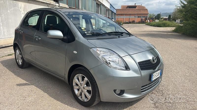 Begagnad Toyota Yaris 87 HK (63 kW) 2008 Grå Halvkombi