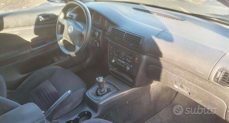 Usata VW Passat Business+ 131 CV (96 kW) 2002 Blu Berlina