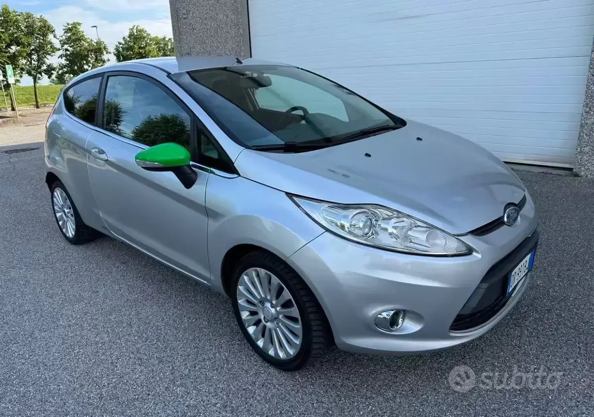 Usata Ford Fiesta Titanium 82 CV (60 kW) 2008 Grigio Utilitaria