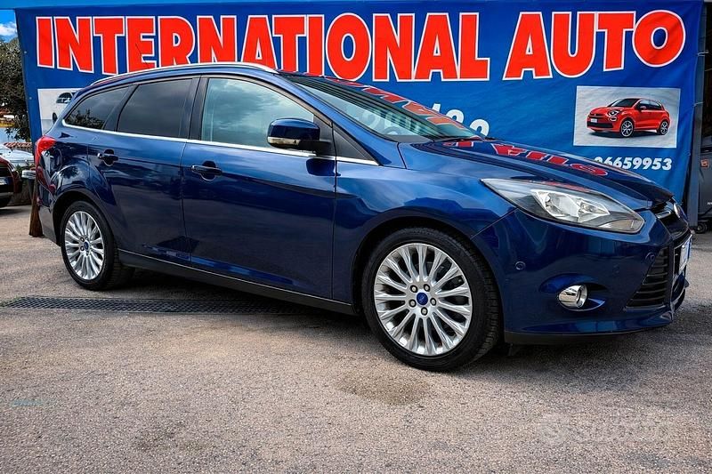 Begagnad Ford Focus 116 HK (85 kW) 2012 Röd Sedan