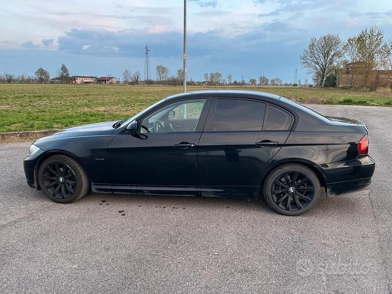 Usata BMW 318 Comfort Edition 143 CV (105 kW) 2010 Nero Berlina
