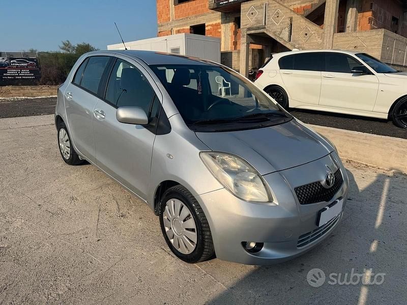 Usata Toyota Yaris Sol 90 CV (66 kW) 2010 Argento Berlina