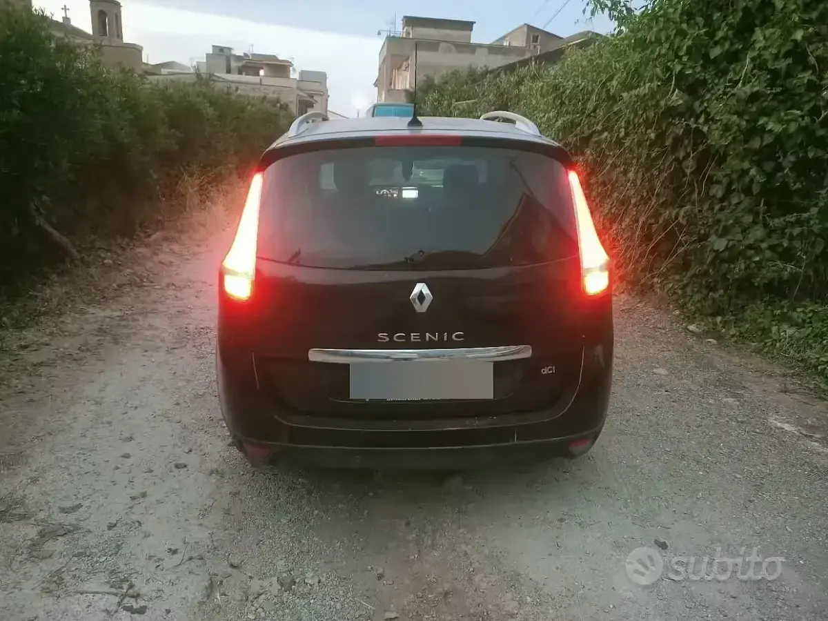 Usata Renault Scénic III 110 CV (80 kW) 2013 Nero Monovolume