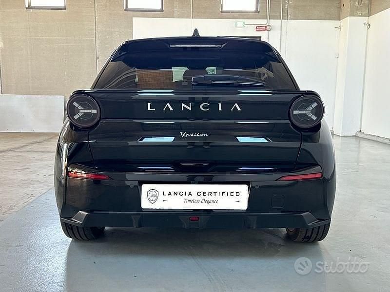 Usata Lancia Ypsilon 114 kW (156 CV) 2024 Nero Utilitaria