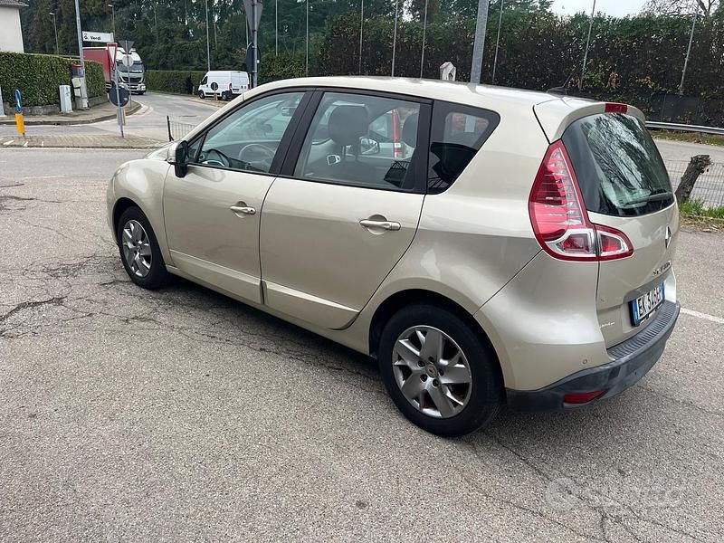 Usata Renault Scénic III 110 CV (80 kW) 2011 Grigio Monovolume