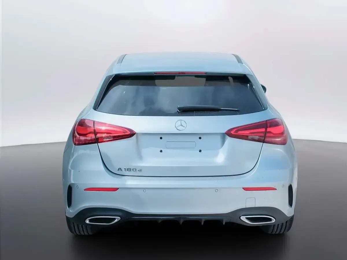 Nuova Mercedes A180 116 CV (85 kW) 2026 Argento hightech Berlina