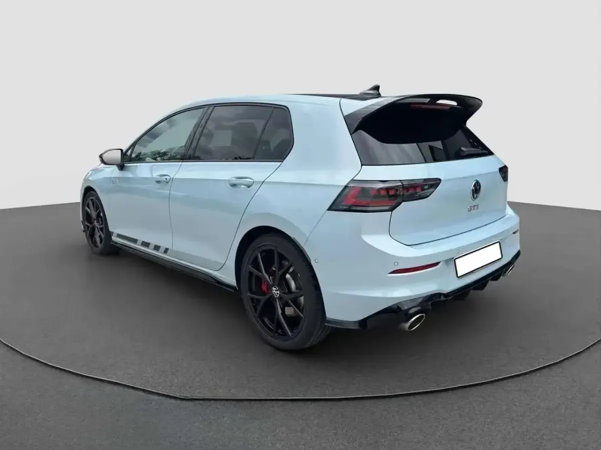 Usata VW Golf VIII Style 300 CV (220 kW) 2025 Crystal ice blue metallic Berlina