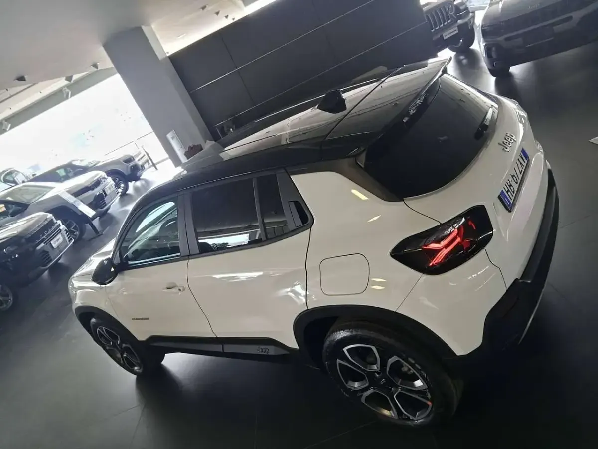Nuova Jeep Avenger Summit 101 CV (74 kW) 2026 Snow/tetto nero SUV