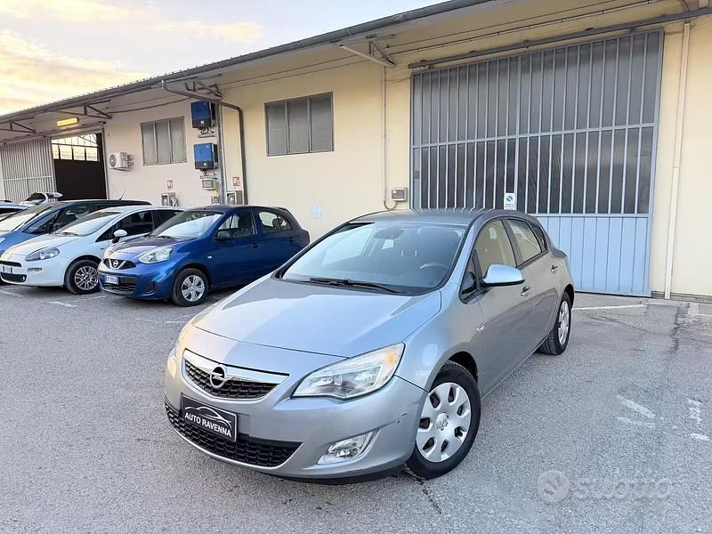 Usata Opel Astra Cosmo 125 CV (91 kW) 2012 Grigio Berlina