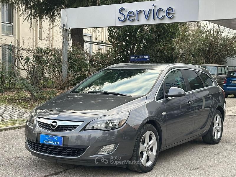 Usata Opel Astra Cosmo 160 CV (117 kW) 2011 Grigio Station wagon
