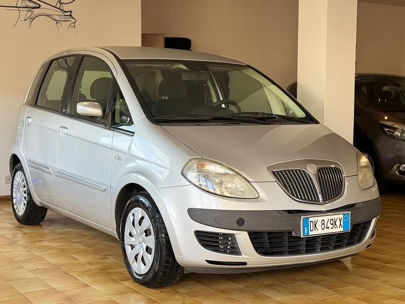 Argento Usata 2007 Lancia Musa Monovolume | 2799 € (Buon prezzo) - Immagine 1/4