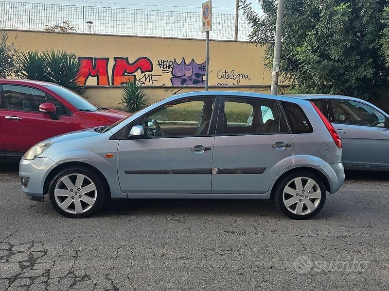 Blu Usata 2006 Ford Fiesta Ghia Due volumi | 3000 € (Buon prezzo) - Immagine 1/4