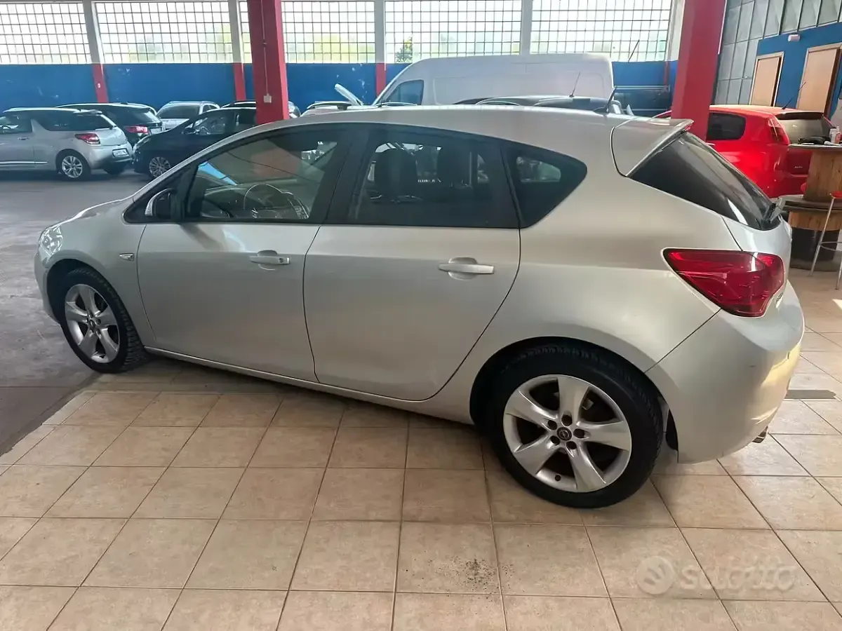 Usata Opel Astra Cosmo 140 CV (102 kW) 2010 Grigio Berlina