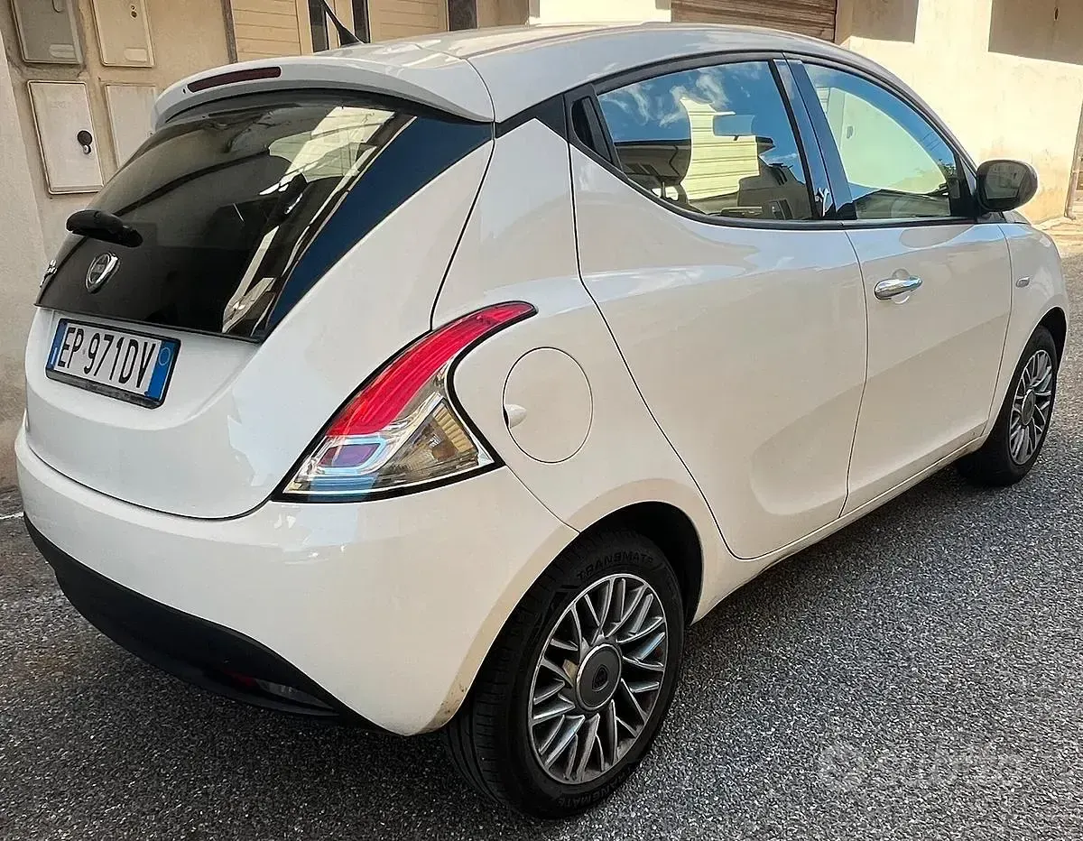 Usata Lancia Ypsilon 95 CV (69 kW) 2013 Bianco Utilitaria