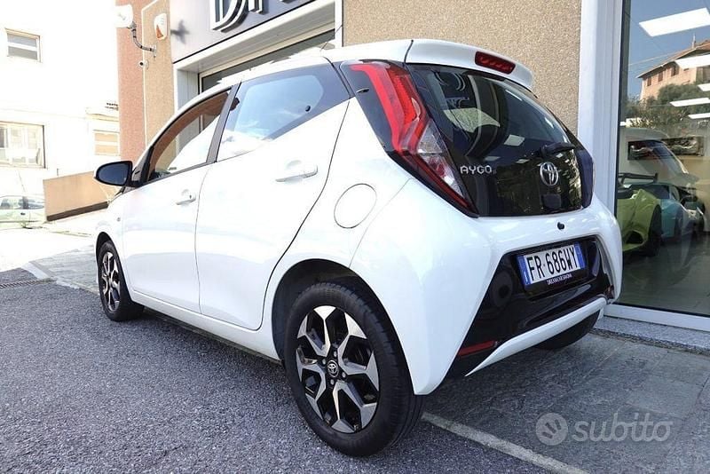 Usata Toyota Aygo X-play 72 CV (52 kW) 2018 Bianco pastello Utilitaria