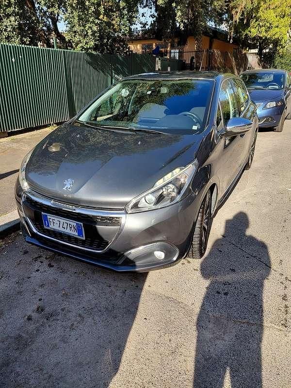 Usata 2016 Peugeot 208 Allure Due volumi | 7000 € (Buon prezzo) - Immagine 1/4