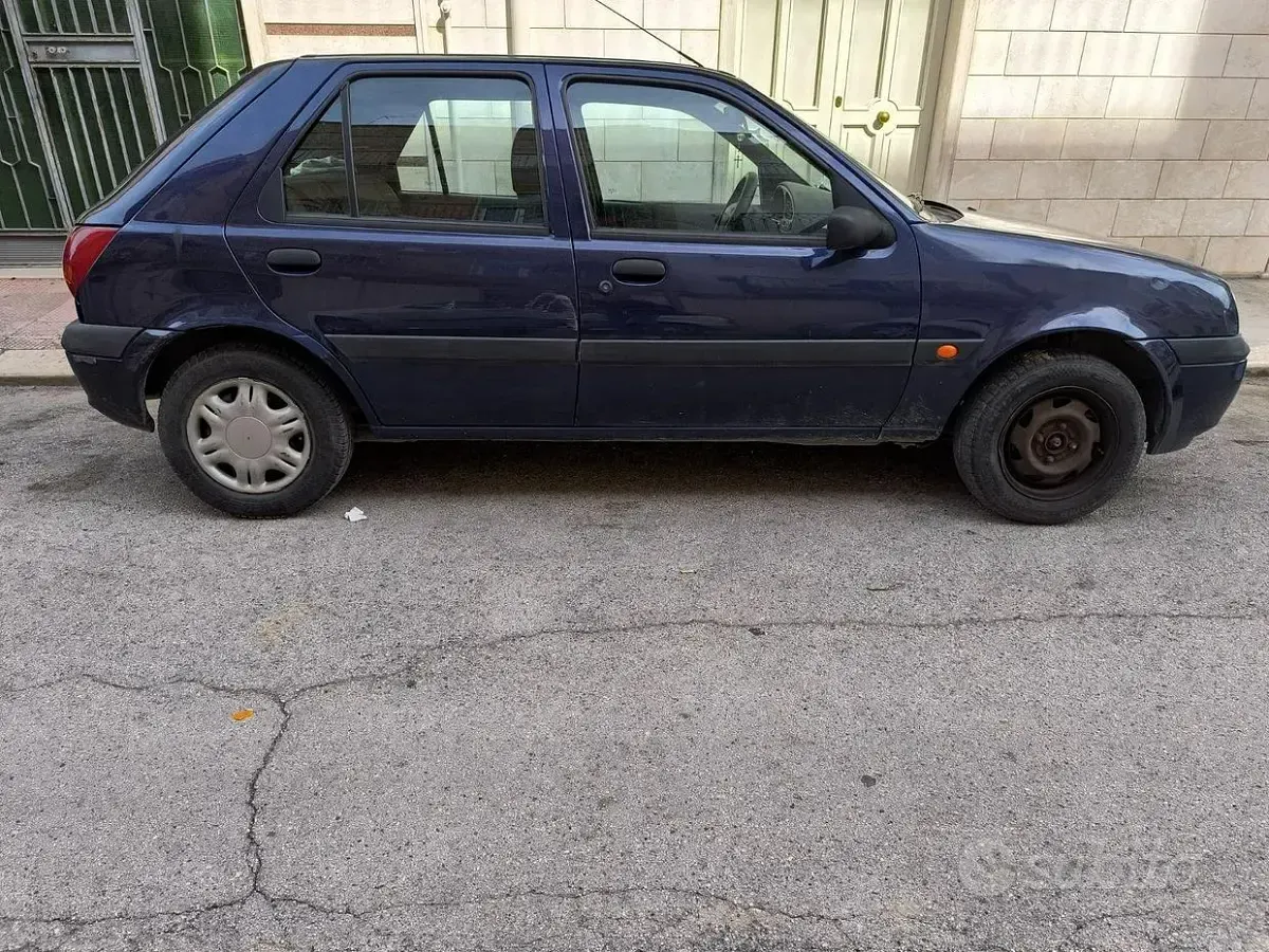 Usata Ford Fiesta 75 CV (55 kW) 2001 Blu Utilitaria
