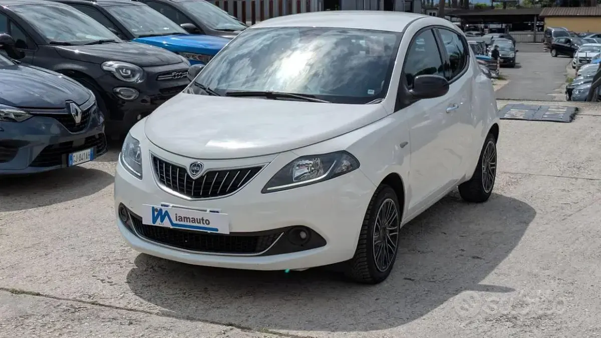 Usata Lancia Ypsilon Gold 69 CV (50 kW) 2022 Bianco Utilitaria