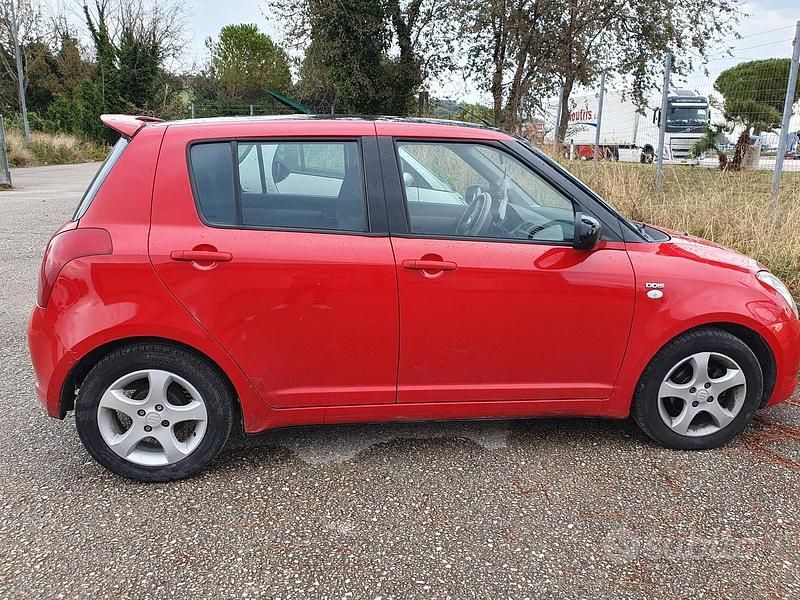 Usata Suzuki Swift 75 CV (55 kW) 2007 Rosso Utilitaria