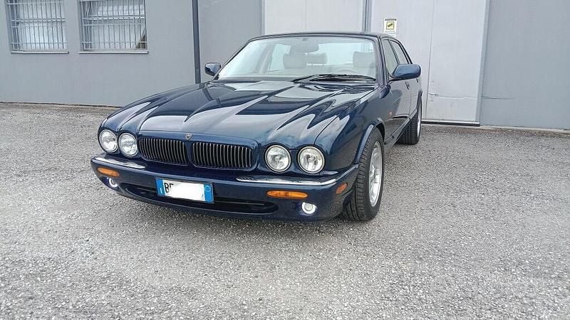 Usata Jaguar XJ8 237 CV (174 kW) 1999 Berlina