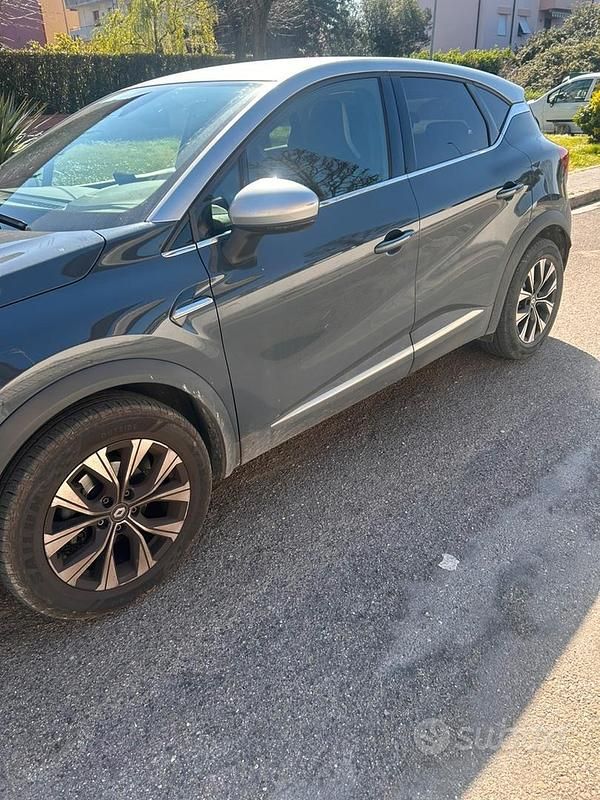 Usata Renault Captur 100 CV (73 kW) 2023 Blu SUV