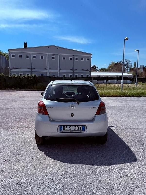 Usata Toyota Yaris 90 CV (66 kW) 2010 Grigio Utilitaria