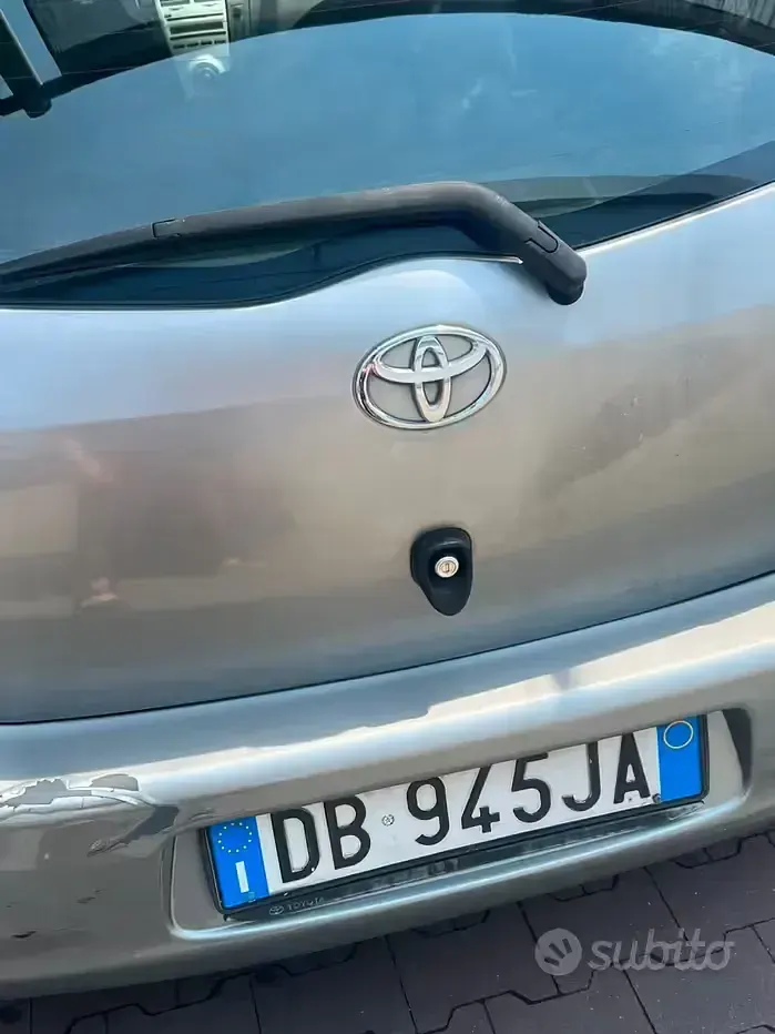 Usata Toyota Yaris 69 CV (50 kW) 2006 Grigio Berlina