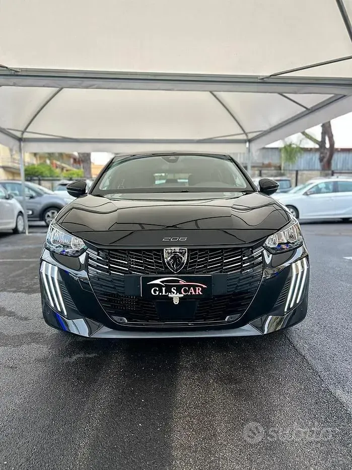 Usata Peugeot 208 Allure 101 CV (74 kW) 2025 Nero Utilitaria