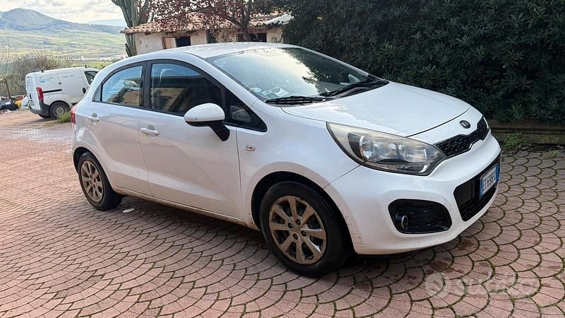 Usata Kia Rio Active 75 CV (55 kW) 2013 Bianco Berlina