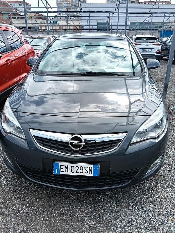 Usata Opel Astra 110 CV (80 kW) 2012 Grigio Berlina