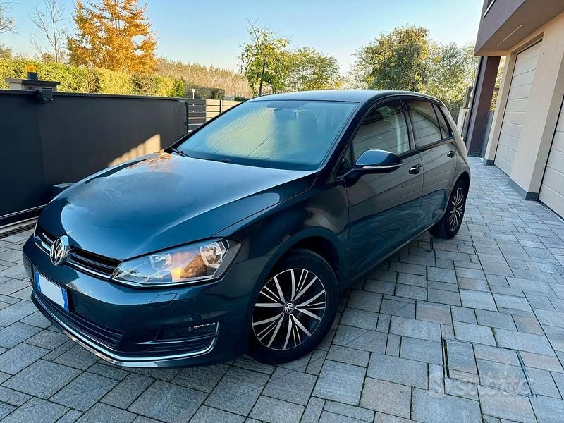 Grigio Usata 2017 VW Golf VII Allstar Tre volumi | 11.900 € (Buon prezzo) - Immagine 1/4