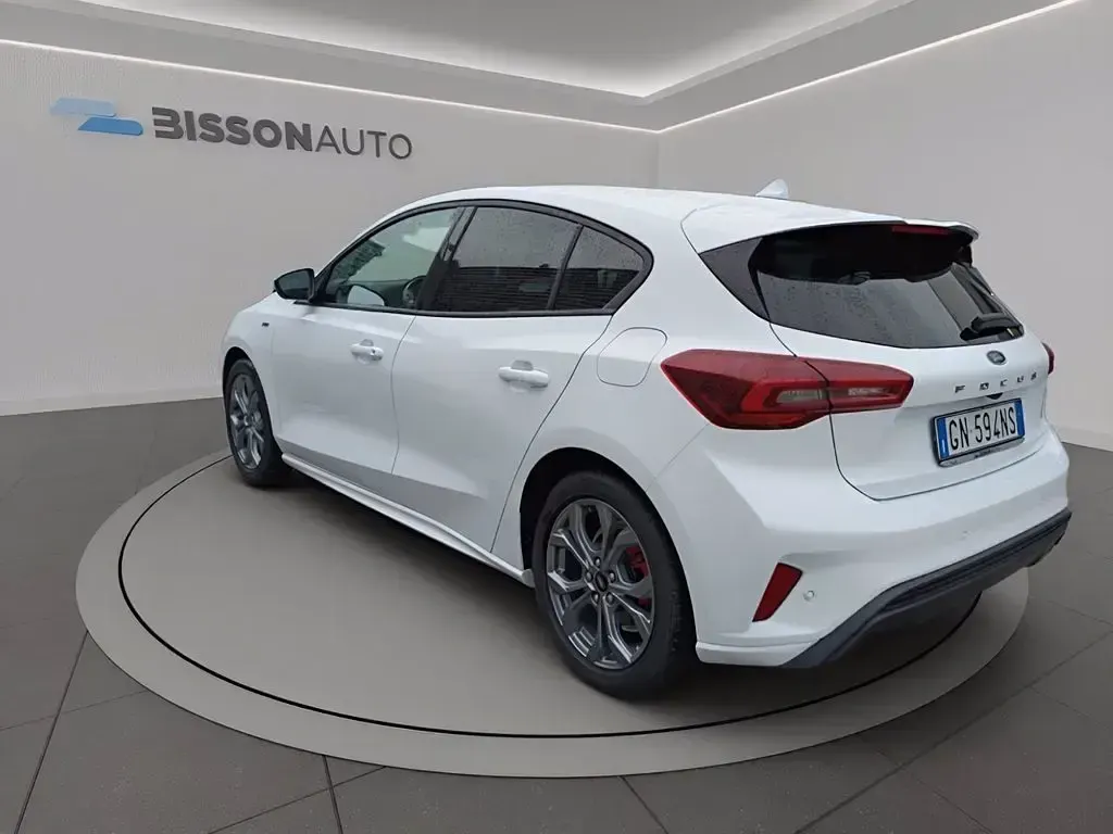 Begagnad Ford Focus ST-Line 125 HK (91 kW) 2023 Vit Sedan