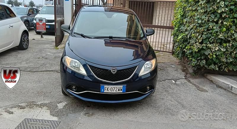 Usata Lancia Ypsilon Gold 69 CV (50 kW) 2017 Blu Utilitaria
