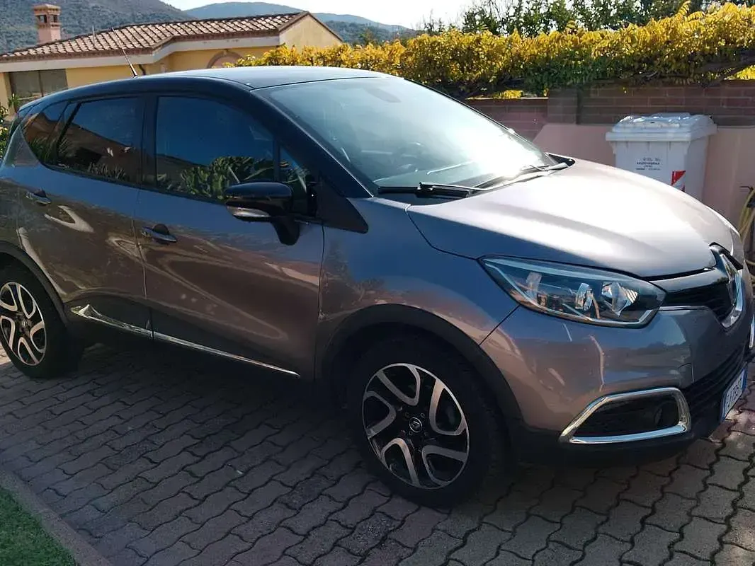 Usata Renault Captur Zen 90 CV (66 kW) 2017 Grigio SUV