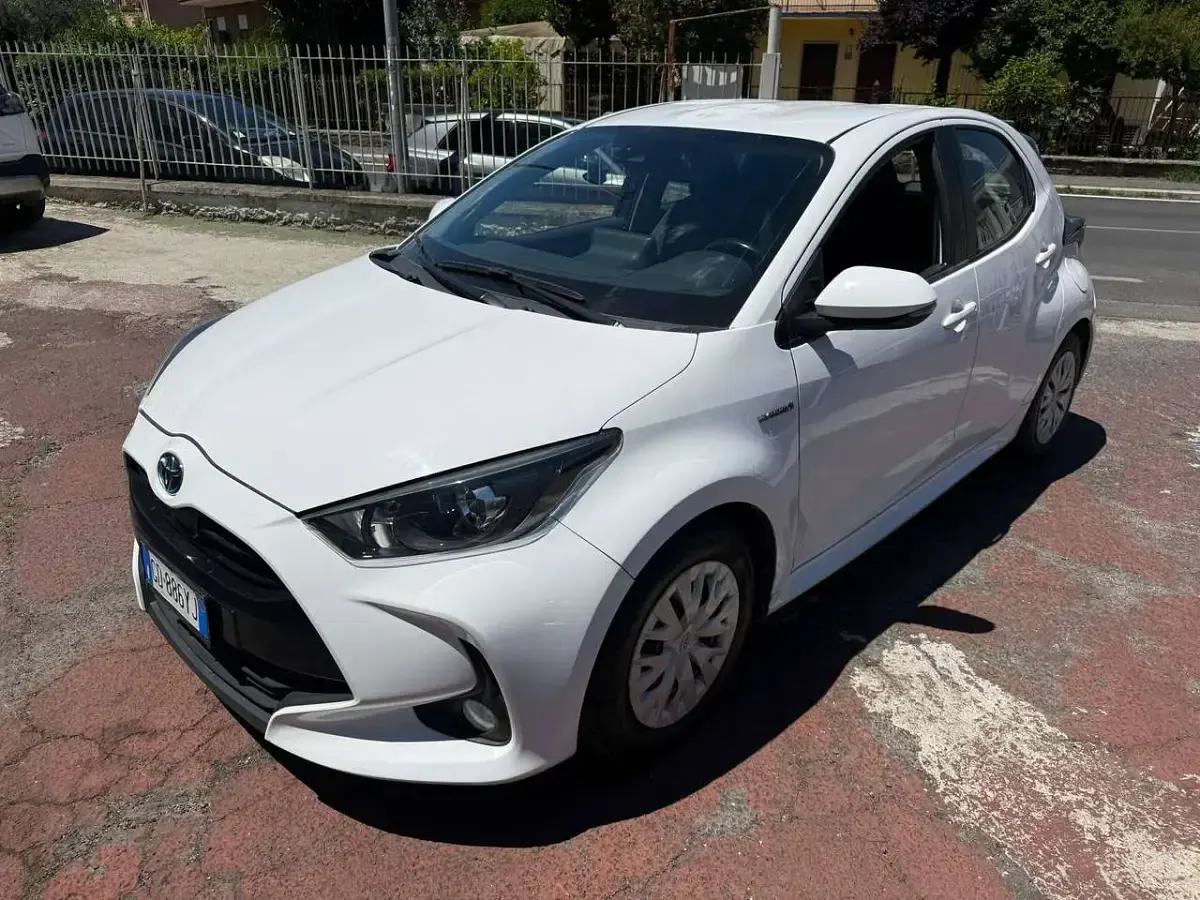 Usata Toyota Yaris Hybrid Lounge 92 CV (67 kW) 2021 Bianco Berlina