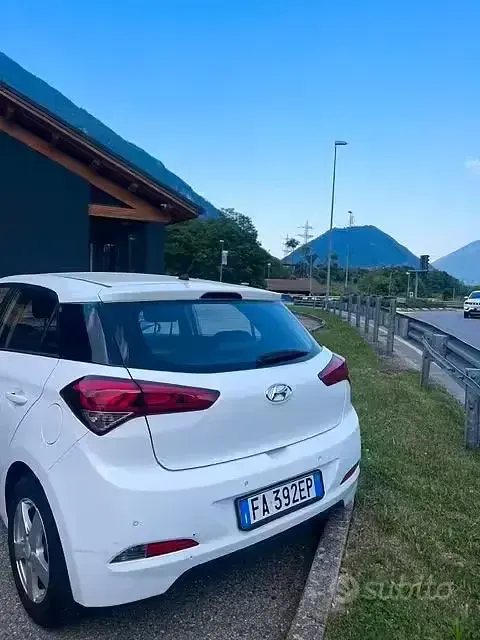 Begagnad Hyundai i20 75 HK (55 kW) 2015 Vit Sedan