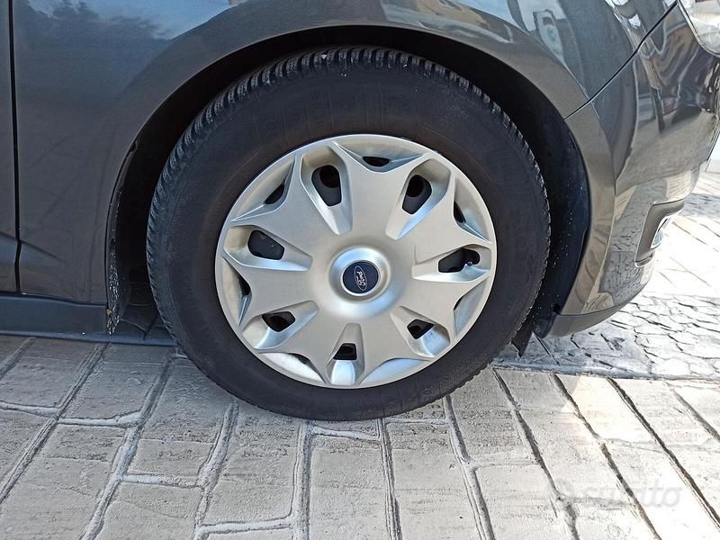 Begagnad Ford C-MAX Titanium 120 HK (88 kW) 2016 Grå Minibuss