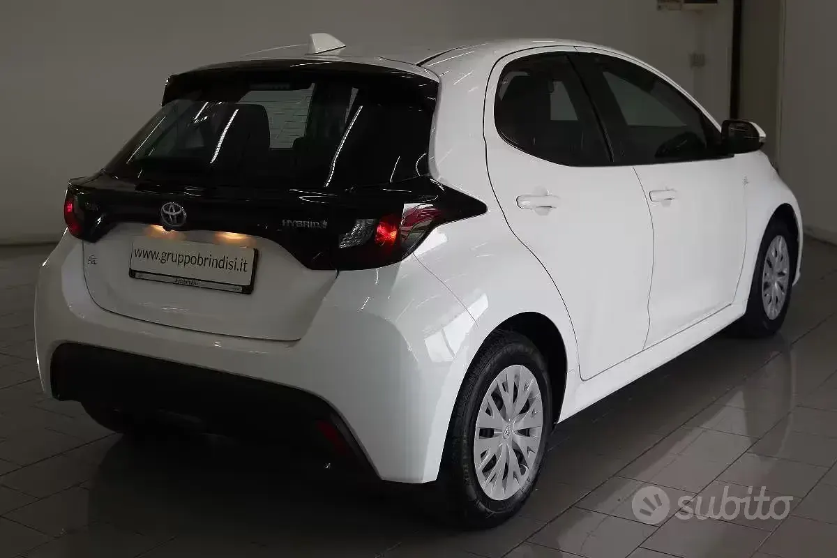 Usata Toyota Yaris Hybrid Active 116 CV (85 kW) 2024 Bianco Berlina